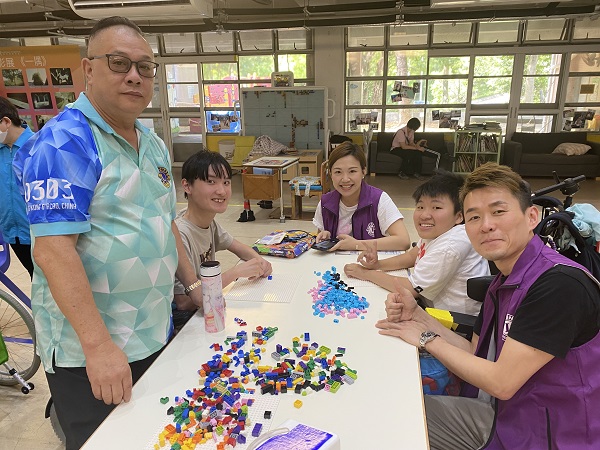The students used their creativity to assemble their favorite cartoon patterns with building blocks. The students used their creativity to assemble their favorite cartoon patterns with building blocks.