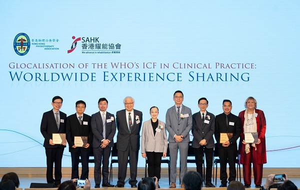 Ms Vega WONG, JP, Commissioner for Rehabilitation, Labour and Welfare Bureau (middle), Mr. David YAU, Vice Chairperson of the Association (fourth left), Professor Marco PANG, President of HKPA (fourth right), Mr. Raymond TSANG, Vice President of HKPA (third right) and Mr. Eddie SUEN, Chief Executive Officer of the Association (third left) took a group photo with 4 speakers.