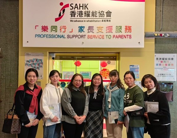 參觀後於中心門外合照留念 參觀後於中心門外合照留念