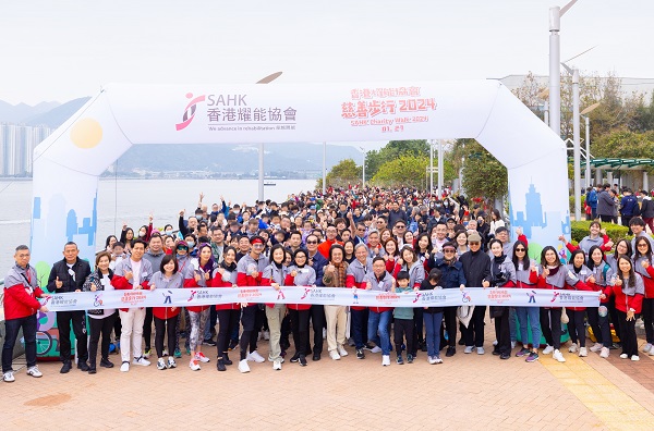 The officiating guests, sponsor representatives and nearly a thousand participants took photos and then started to walk.