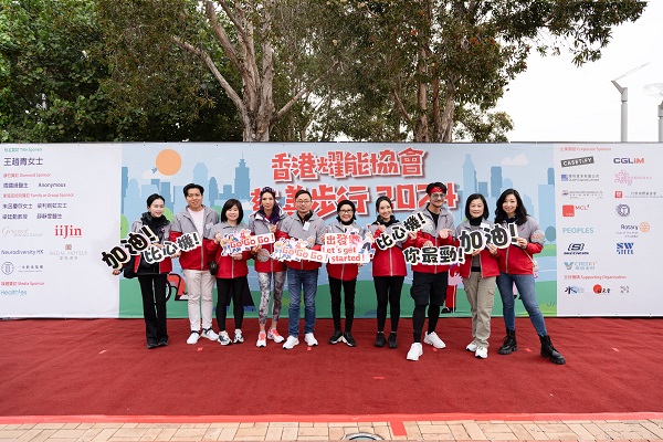 Mrs. Josephine PANG, MH (fifth right), Chairperson of the Association; 3 star guests, 3 Co-Chairpersons of Charity Walk 2024 Organising Committee and 2 Committee Members took a group photo.