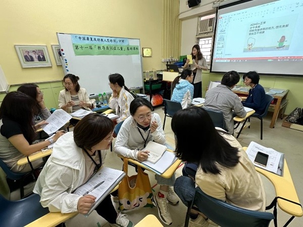 言語治療師鄭湘婷姑娘上課情況,學員進行小組討論及分享 言語治療師鄭湘婷姑娘上課情況,學員進行小組討論及分享
