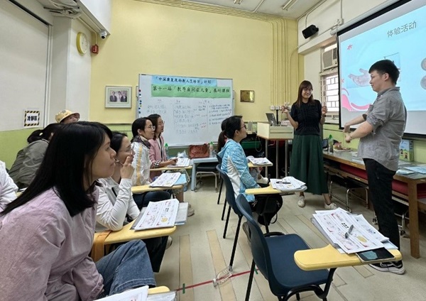 職業治療師鄭家敏姑娘,在課堂上指導學員進行示範及講解 職業治療師鄭家敏姑娘,在課堂上指導學員進行示範及講解