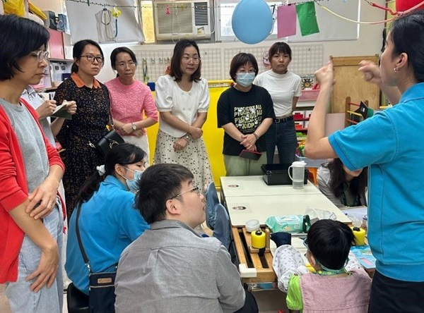 參觀協會隆亨幼兒中心,言語治療師帶領學員觀摩自閉兒在課堂中學習情況,並介紹有關之社交溝通工具及運用之技巧 參觀協會隆亨幼兒中心,言語治療師帶領學員觀摩自閉兒在課堂中學習情況,並介紹有關之社交溝通工具及運用之技巧