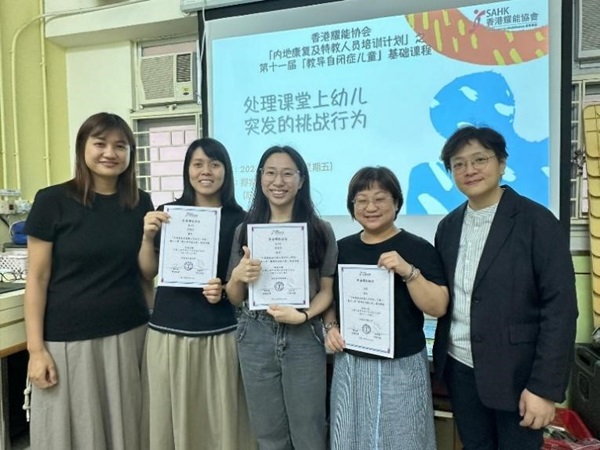 課程統籌主任譚采尼女士前來跟學員交流並頒發課程証書給各單位學員 課程統籌主任譚采尼女士前來跟學員交流並頒發課程証書給各單位學員