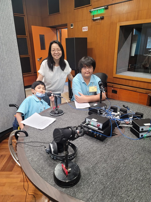 Student LEE Yi Fan(right)and OU Wai Kin(left), two award-winning drama group students, shared about their performance in the RTHK program. Student LEE Yi Fan(right)and OU Wai Kin(left), two award-winning drama group students, shared about their performance in the RTHK program.