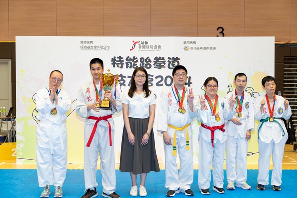 悟宿基金有公司代表鄭文芳女士(左三)為全場總冠軍 – 協會安定工場頒獎。 悟宿基金有公司代表鄭文芳女士(左三)為全場總冠軍 – 協會安定工場頒獎。