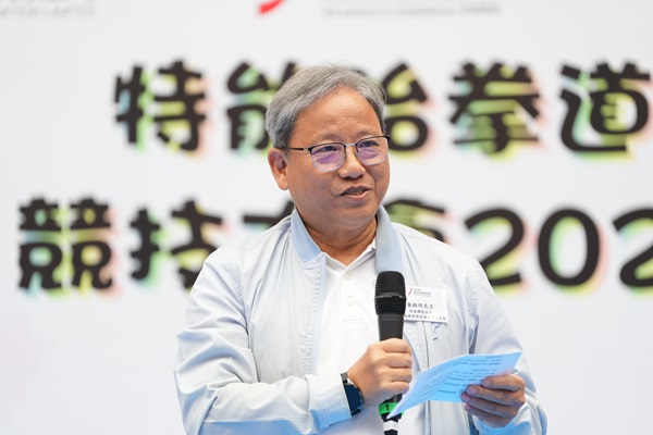 協會成人服務管理委員會署任主席黃錦明先生在致辭時表示:「協會一直鼓勵服務使用者投入體育文化,既可從中強身健體,亦可學習社交技巧。」 協會成人服務管理委員會署任主席黃錦明先生在致辭時表示:「協會一直鼓勵服務使用者投入體育文化,既可從中強身健體,亦可學習社交技巧。」