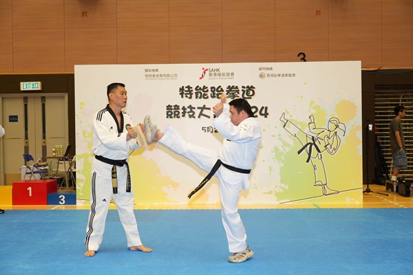 協會跆拳道選手王仁漢(右)於2011年開始學習跆拳道,2021年成功考獲跆拳道黑帶。 協會跆拳道選手王仁漢(右)於2011年開始學習跆拳道,2021年成功考獲跆拳道黑帶。