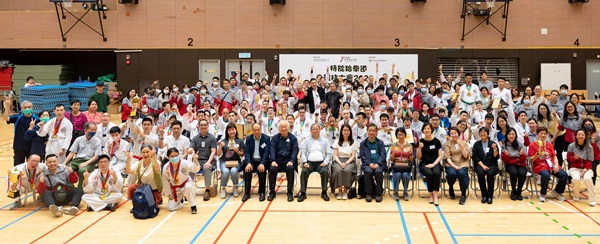 活動結束後,一眾嘉賓與全體參加者及工作人員等進行大合照。 活動結束後,一眾嘉賓與全體參加者及工作人員等進行大合照。