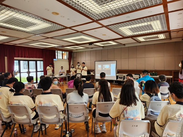  Student volunteer representatives share their learning experience with our participants Outdoor Activities in Chinese University of Hong Kong