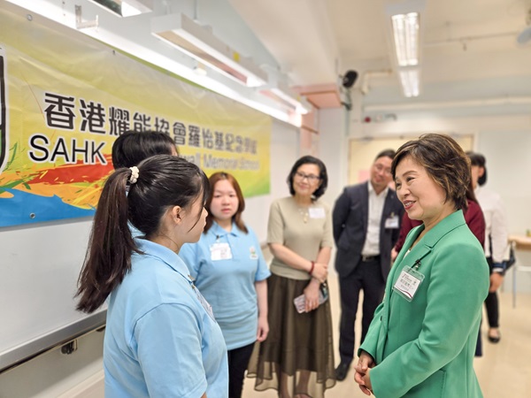 蔡局長(前排右)勉勵同學們未來還有很多選擇和新起點,祝願大家以堅毅精神應對。 蔡局長(前排右)勉勵同學們未來還有很多選擇和新起點,祝願大家以堅毅精神應對。