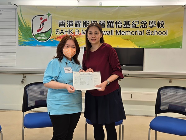 徐寶晴同學(左)在校長賴雲艷女士(右)手上接過成績單。 徐寶晴同學(左)在校長賴雲艷女士(右)手上接過成績單。