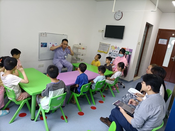 Observe classes in different classes
