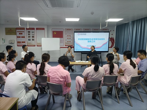 Communicate with rehabilitation staff after observing classes