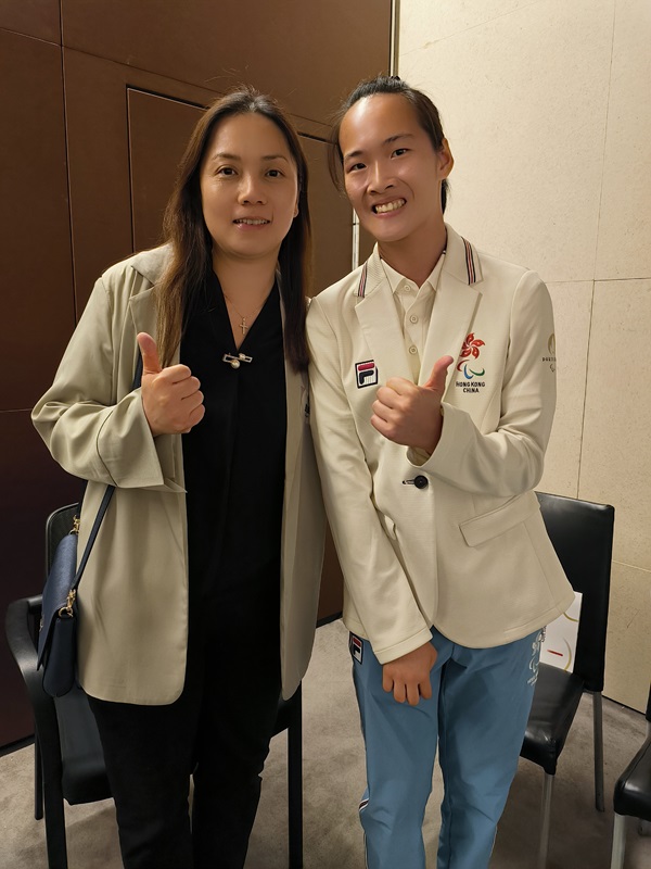賴雲艷校長(左)專誠出席授旗禮,為校友任國芬女士(右)打氣。 賴雲艷校長(左)專誠出席授旗禮,為校友任國芬女士(右)打氣。