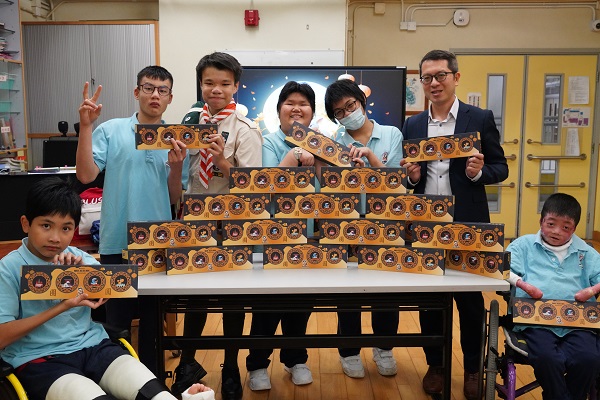 JACOMAX薄餅店向賽馬會田綺玲學校捐贈了100份愛心月餅。