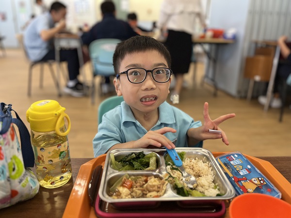 學校鼓勵同學自備可重用餐具，減少使用即棄餐具(圖片二)