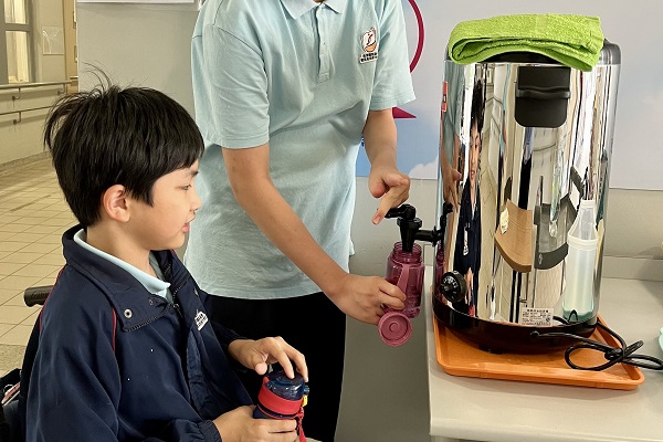 學校鼓勵同學自備可重用餐具，減少使用即棄餐具(圖片三)