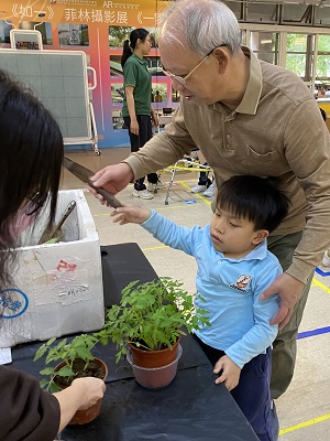 學校添置廚餘機，方便同學回收廚餘再製成有機肥料