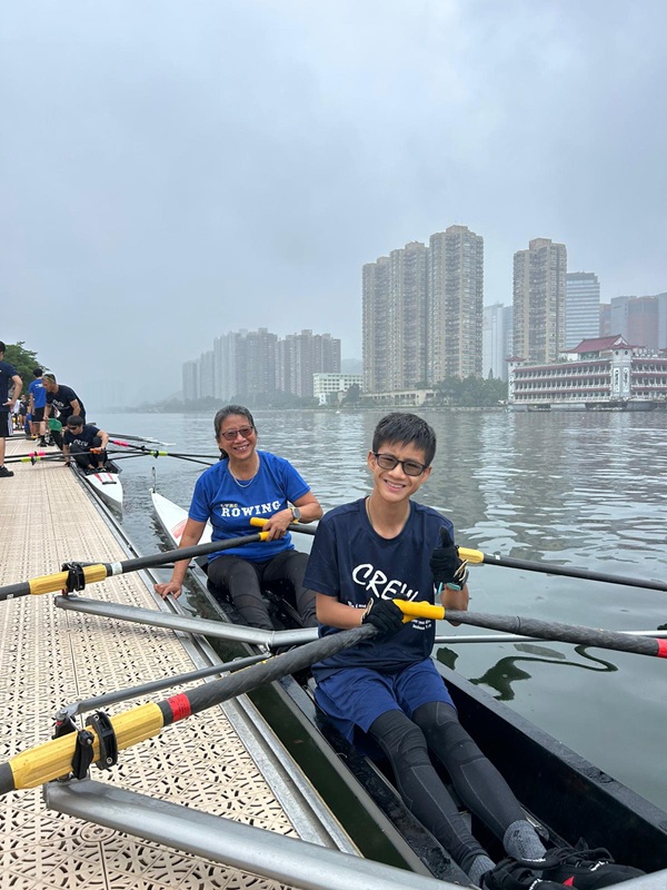同學們齊齊在沙田城門河上比賽賽艇。(照片二) 同學們齊齊在沙田城門河上比賽賽艇。(照片二)