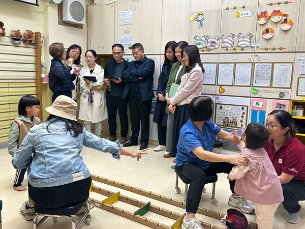 主任向各復康人員講解引導式教育之實踐