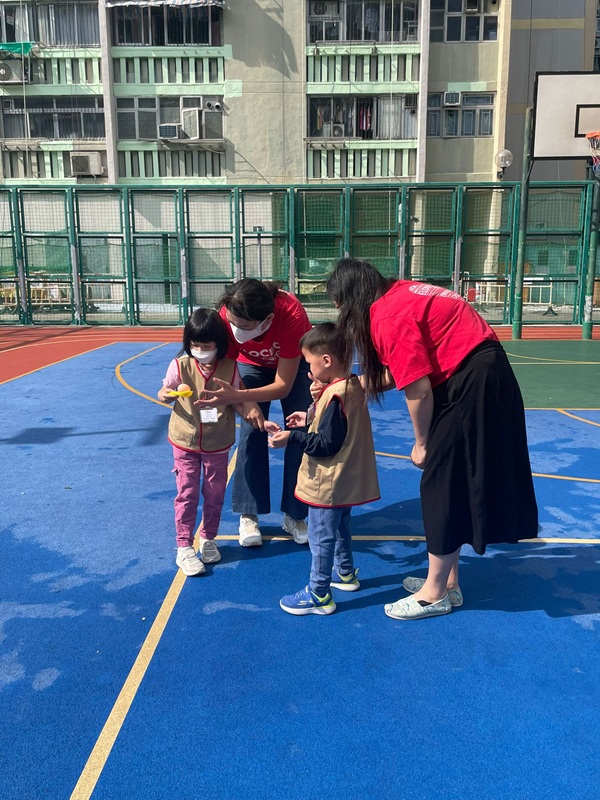 華僑銀行香港派出義工和外籍老師為協會9間幼兒中心一同參與英語活動。(照片一) 華僑銀行香港派出義工和外籍老師為協會9間幼兒中心一同參與英語活動。(照片一)