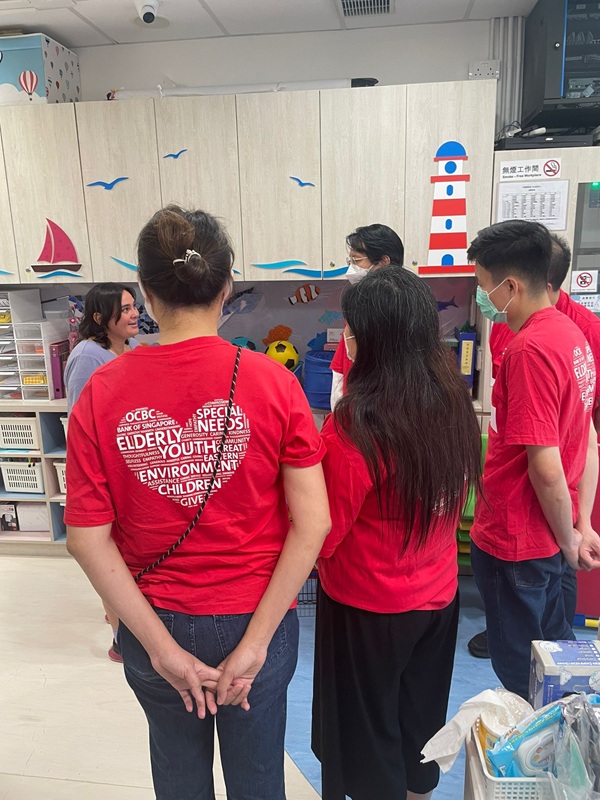 華僑銀行香港派出義工和外籍老師為協會9間幼兒中心一同參與英語活動。(照片二) 華僑銀行香港派出義工和外籍老師為協會9間幼兒中心一同參與英語活動。(照片二)