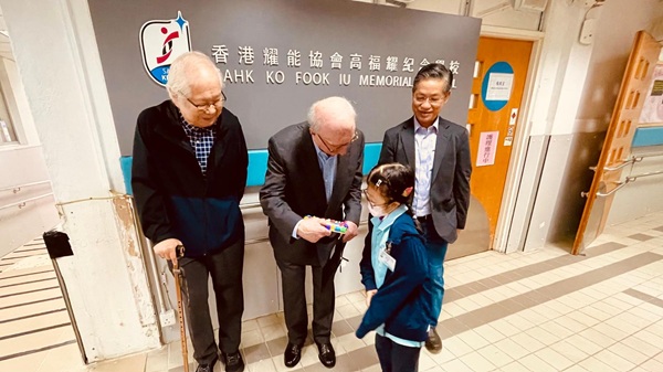 學生致送手工製作的相框予萬瑞庭先生留為紀念。(相片1) 學生致送手工製作的相框予萬瑞庭先生留為紀念。(相片1)