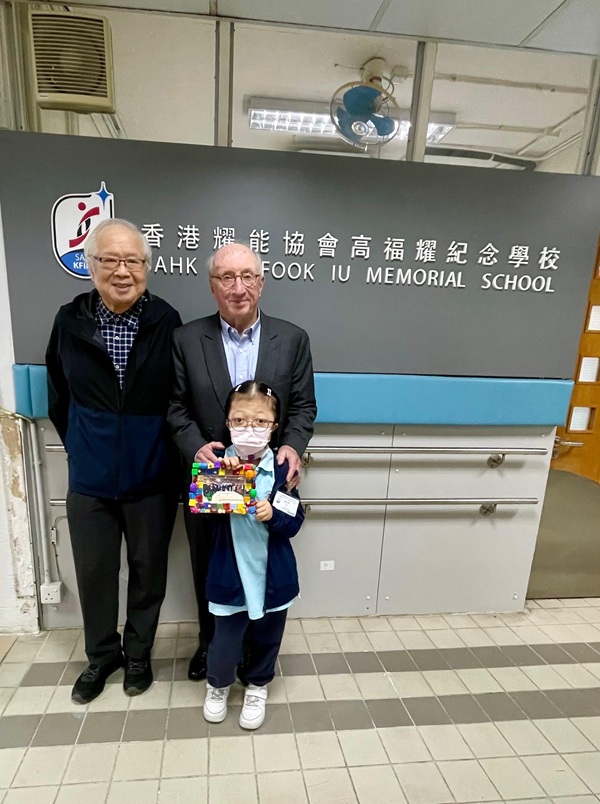 學生致送手工製作的相框予萬瑞庭先生留為紀念。(相片2) 學生致送手工製作的相框予萬瑞庭先生留為紀念。(相片2)