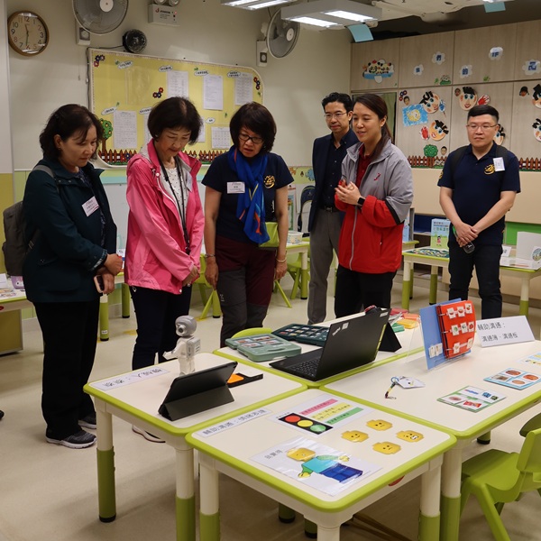 一眾嘉賓視察安泰幼兒中心內的輔助溝通工具、肢體弱能輔助工具等,並了解引導式教育與資訊科技在中心的應用狀況。(相片1) 一眾嘉賓視察安泰幼兒中心內的輔助溝通工具、肢體弱能輔助工具等,並了解引導式教育與資訊科技在中心的應用狀況。(相片1)