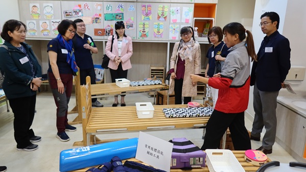 一眾嘉賓視察安泰幼兒中心內的輔助溝通工具、肢體弱能輔助工具等,並了解引導式教育與資訊科技在中心的應用狀況。(相片2) 一眾嘉賓視察安泰幼兒中心內的輔助溝通工具、肢體弱能輔助工具等,並了解引導式教育與資訊科技在中心的應用狀況。(相片2)
