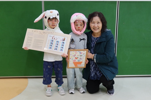中心的小朋友打扮成小動物造型與來賓打招呼及互動。(相片2) 中心的小朋友打扮成小動物造型與來賓打招呼及互動。(相片2)