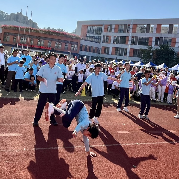 親子融合運動會設多項特色比賽,冀以運動形式促進粵港兩地同學的情誼。(相片1) 親子融合運動會設多項特色比賽,冀以運動形式促進粵港兩地同學的情誼。(相片1)