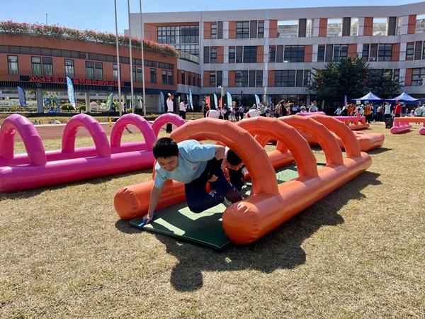親子融合運動會設多項特色比賽,冀以運動形式促進粵港兩地同學的情誼。(相片2) 親子融合運動會設多項特色比賽,冀以運動形式促進粵港兩地同學的情誼。(相片2)