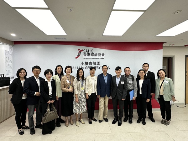 中國殘疾人聯合會的多位代表,包括主席程凱先生(右六)等,聯同社會福利署副署長(服務)黃國進先生(右五)到訪小欖青輝園,並由協會管理層陪同。 中國殘疾人聯合會的多位代表,包括主席程凱先生(右六)等,聯同社會福利署副署長(服務)黃國進先生(右五)到訪小欖青輝園,並由協會管理層陪同。