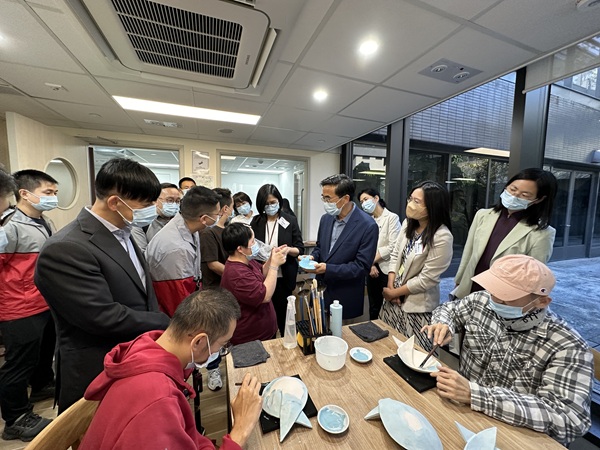學員示範製作「咫心家匠」產品。 學員示範製作「咫心家匠」產品。
