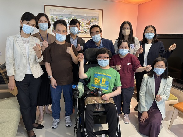 學員亦有陪同來賓參觀,分享在小欖青輝園的生活與工作訓練。(相片二) 學員亦有陪同來賓參觀,分享在小欖青輝園的生活與工作訓練。(相片二)