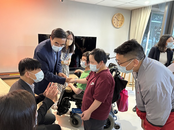 學員亦有陪同來賓參觀,分享在小欖青輝園的生活與工作訓練。(相片三) 學員亦有陪同來賓參觀,分享在小欖青輝園的生活與工作訓練。(相片三)