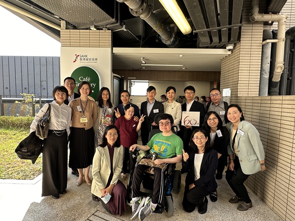 眾人在Café Greenery,品嚐由學員沖調的咖啡。 眾人在Café Greenery,品嚐由學員沖調的咖啡。