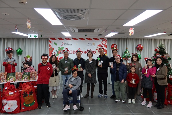 Members of the Rotary Club of The Peak visited the Association's Greenery Villa during the Christmas period. (Photo 1) Members of the Rotary Club of The Peak visited the Association's Greenery Villa during the Christmas period. (Photo 1)