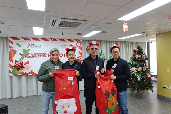 Members of the Rotary Club of The Peak visited the Association's Greenery Villa during the Christmas period. (Photo 2) Members of the Rotary Club of The Peak visited the Association's Greenery Villa during the Christmas period. (Photo 2)