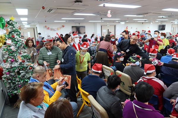 The guests engaged in games with the trainees and presented gifts. (Photo 1) The guests engaged in games with the trainees and presented gifts. (photo1)