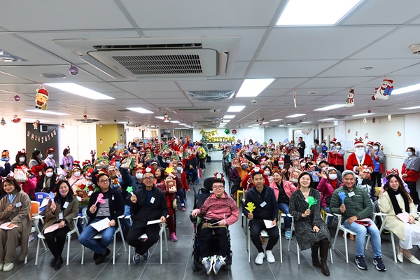 The guests took group photos with the trainees. (Photo 4) The guests took group photos with the trainees. (Photo 4)