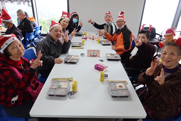 The Club generously sponsored lunch boxes for trainees. The Club generously sponsored lunch boxes for trainees.