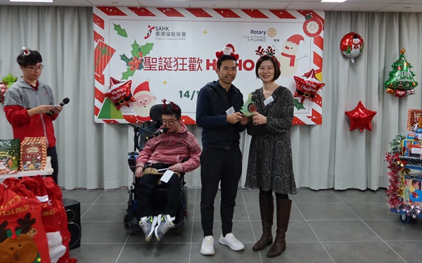 Ms Edith HUNG presented Mr. Ronnie HO with a resin Christmas tree decoration as a keepsake. Ms Edith HUNG presented Mr. Ronnie HO with a resin Christmas tree decoration as a keepsake.
