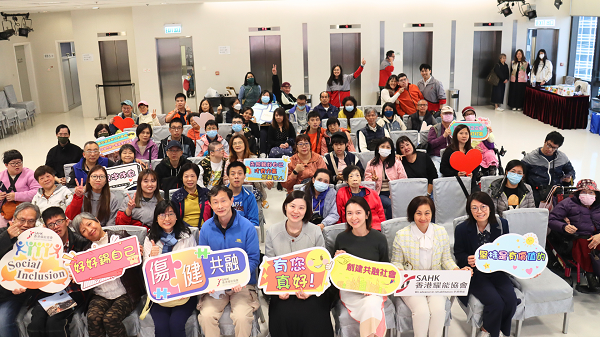 Ms Edith S. K. HUNG, Acting Chief Executive Officer (fourth right in front row), Mrs. Dawn S. F. TANG LIU, Deputy Chief Executive Officer (second right in front row), Ms Karen K. W. LUNG, Deputy Head of the Association (first form right in front row), and Ms Nelly LI, Senior Manager of Charities of The Hong Kong Jockey Club (third right in front row), together with a group of the service users, attended the closing ceremony of the programme. Ms Edith S. K. HUNG, Acting Chief Executive Officer (fourth right in front row), Mrs. Dawn S. F. TANG LIU, Deputy Chief Executive Officer (second right in front row), Ms Karen K. W. LUNG, Deputy Head of the Association (first form right in front row), and Ms Nelly LI, Senior Manager of Charities of The Hong Kong Jockey Club (third right in front row), together with a group of the service users, attended the closing ceremony of the programme.