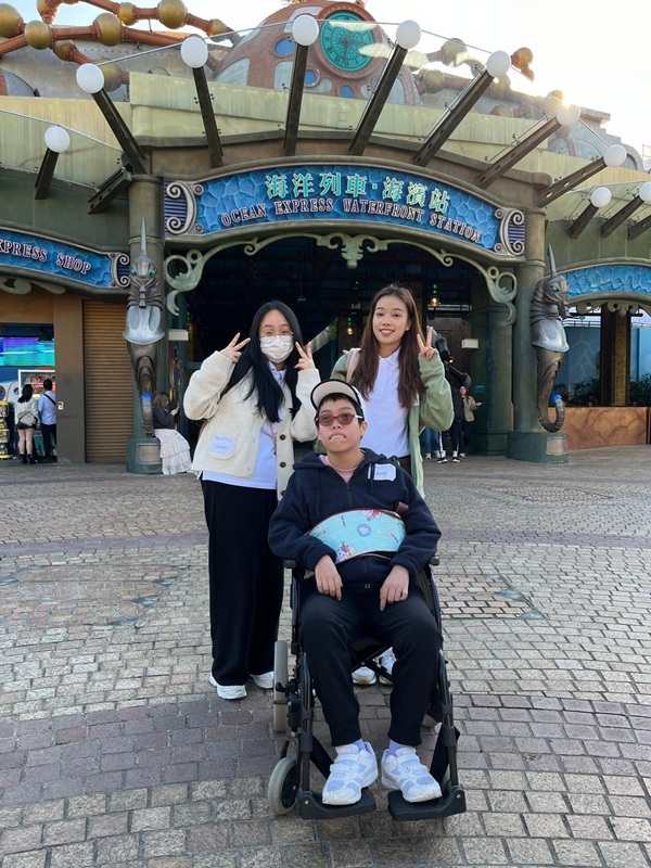 Service users explored various attractions at Ocean Park with the assistance of the Conpak Volunteer Team. (Photo 1) Service users explored various attractions at Ocean Park with the assistance of the Conpak Volunteer Team. (Photo 1)