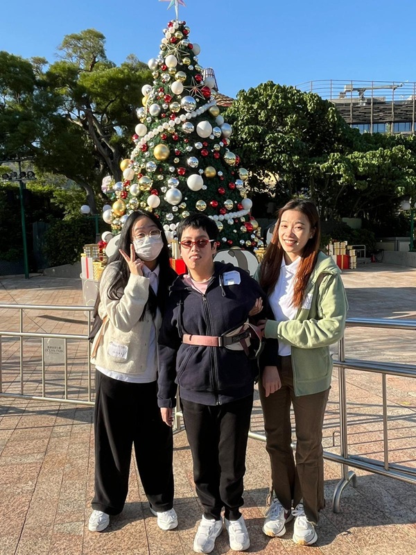 Service users explored various attractions at Ocean Park with the assistance of the Conpak Volunteer Team. (Photo 2) Service users explored various attractions at Ocean Park with the assistance of the Conpak Volunteer Team. (Photo 2)