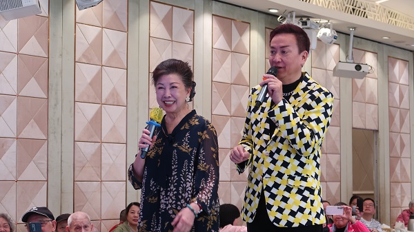 Veteran artistes Mr. LAU Siu Kwan (right) and Ms Alannah Ong (left) sang at the reunion lunch gathering. Veteran artistes Mr. LAU Siu Kwan (right) and Ms Alannah Ong (left) sang at the reunion lunch gathering.